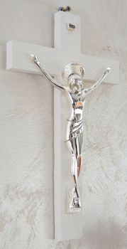 Krzyż na ścianę biały – posrebrzana pasyjka PVD (Miro-Silver), drewno VR 182932ARG (2).JPG